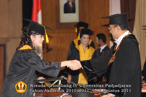 wisuda-fe-oleh-rektor-077