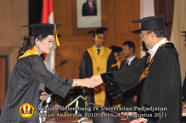 wisuda-fe-oleh-rektor-078