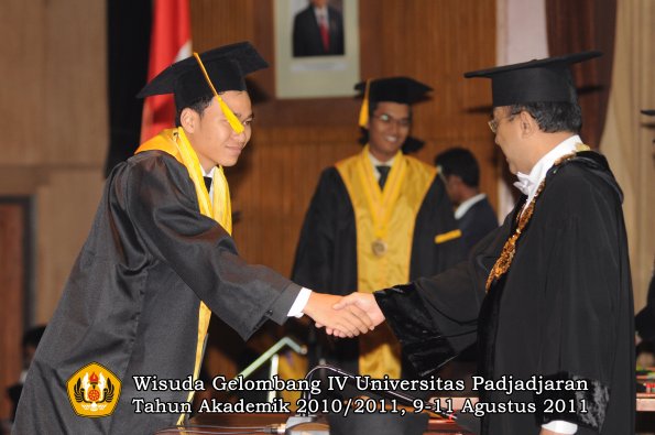 wisuda-fe-oleh-rektor-079