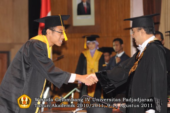 wisuda-fe-oleh-rektor-082