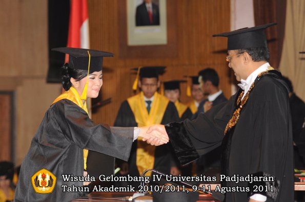 wisuda-fe-oleh-rektor-084