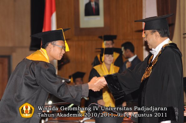 wisuda-fe-oleh-rektor-085