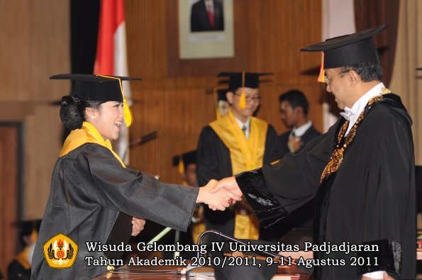 wisuda-fe-oleh-rektor-086