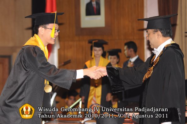 wisuda-fe-oleh-rektor-087