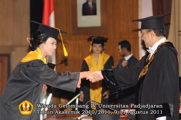 wisuda-fe-oleh-rektor-088