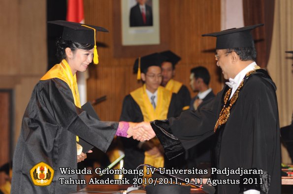 wisuda-fe-oleh-rektor-093