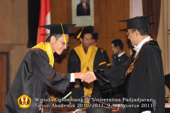 wisuda-fe-oleh-rektor-094