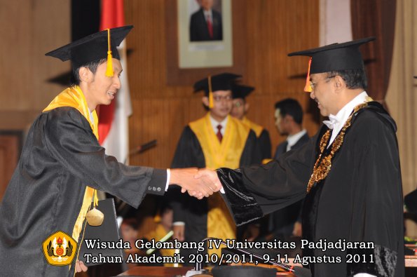 wisuda-fe-oleh-rektor-097