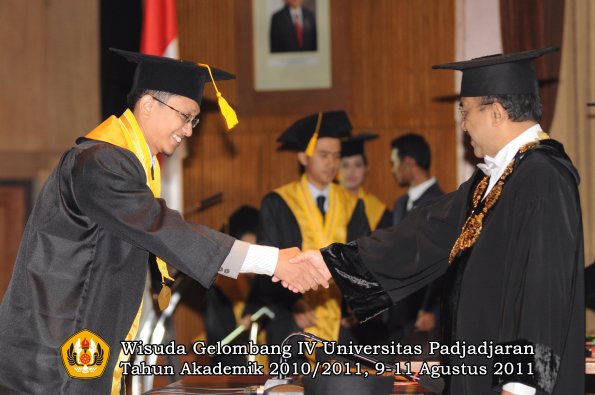 wisuda-fe-oleh-rektor-099