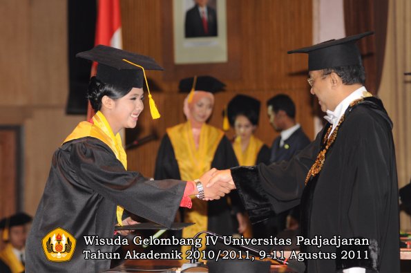 wisuda-fe-oleh-rektor-101