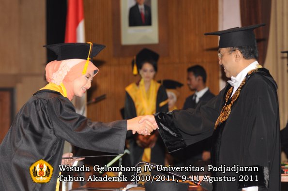 wisuda-fe-oleh-rektor-102