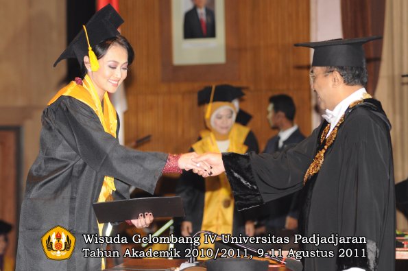 wisuda-fe-oleh-rektor-103