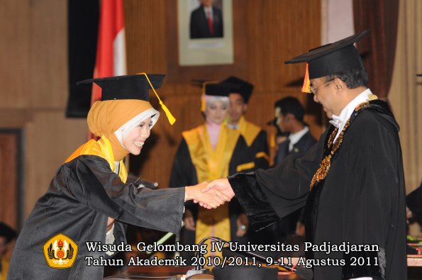 wisuda-fe-oleh-rektor-104