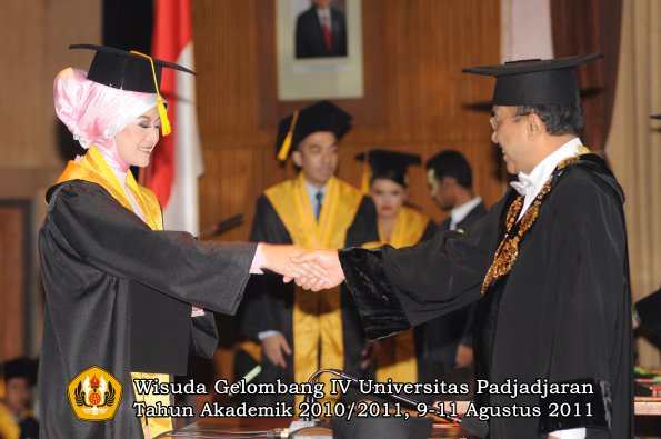 wisuda-fe-oleh-rektor-105