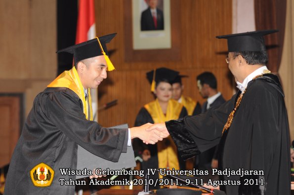 wisuda-fe-oleh-rektor-106