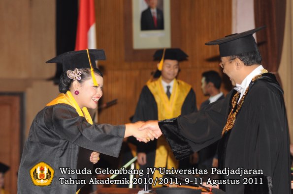 wisuda-fe-oleh-rektor-107