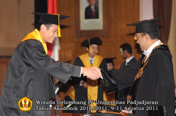 wisuda-fe-oleh-rektor-108