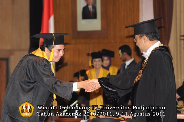 wisuda-fe-oleh-rektor-109