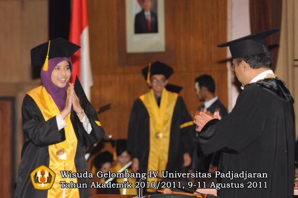 wisuda-fe-oleh-rektor-111