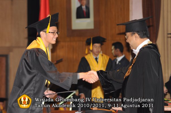 wisuda-fe-oleh-rektor-112