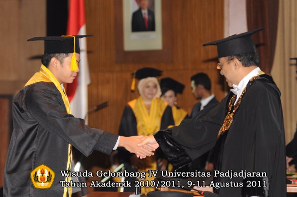 wisuda-fe-oleh-rektor-113