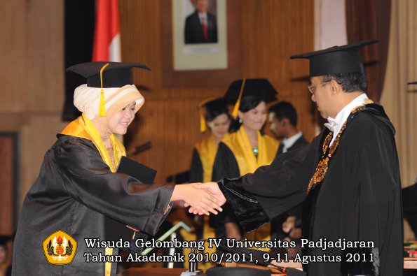 wisuda-fe-oleh-rektor-114