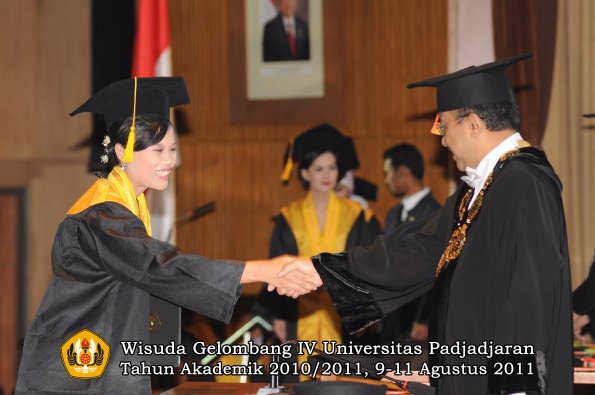 wisuda-fe-oleh-rektor-115