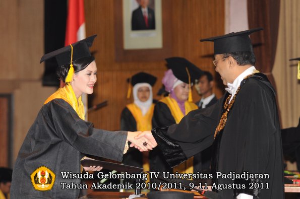 wisuda-fe-oleh-rektor-116