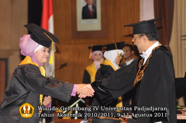 wisuda-fe-oleh-rektor-117