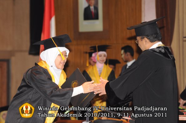 wisuda-fe-oleh-rektor-118