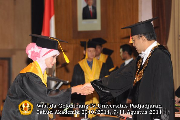 wisuda-fe-oleh-rektor-119