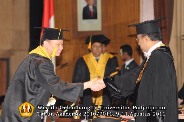 wisuda-fe-oleh-rektor-120