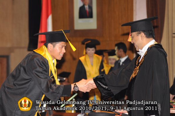 wisuda-fe-oleh-rektor-121