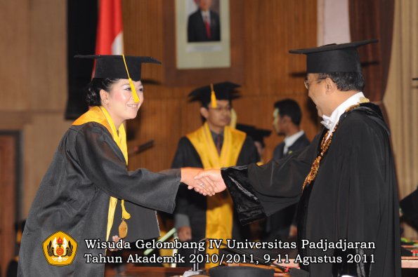 wisuda-fe-oleh-rektor-122