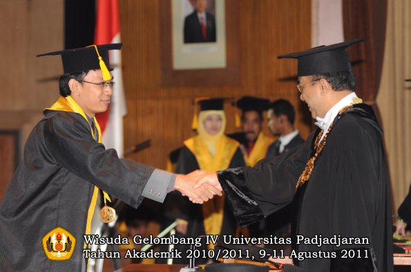 wisuda-fe-oleh-rektor-123