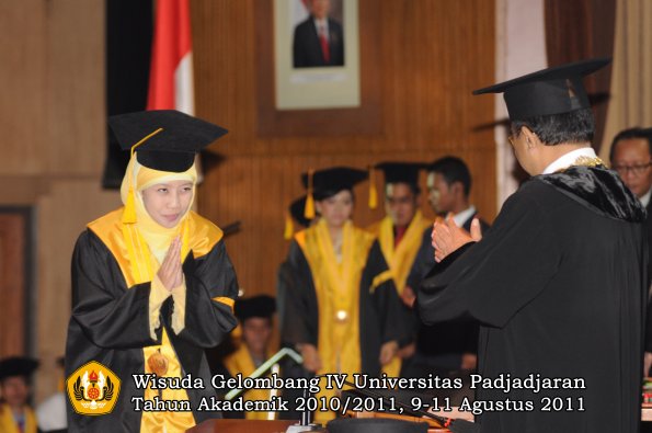 wisuda-fe-oleh-rektor-124