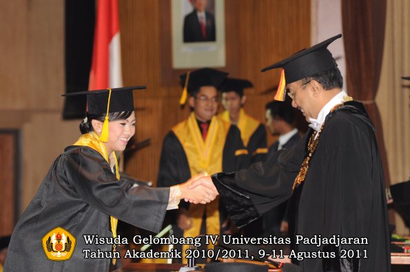 wisuda-fe-oleh-rektor-125