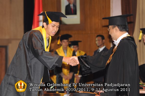 wisuda-fe-oleh-rektor-126