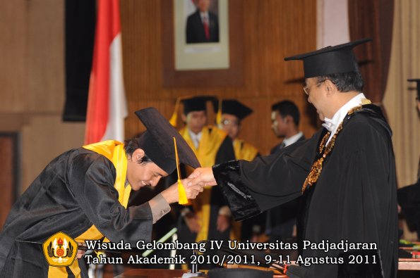 wisuda-fe-oleh-rektor-127