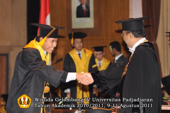 wisuda-fe-oleh-rektor-128