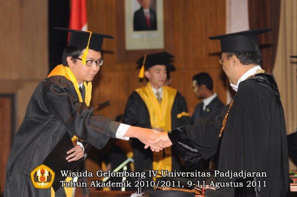 wisuda-fe-oleh-rektor-129