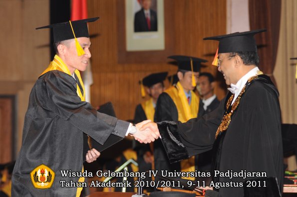 wisuda-fe-oleh-rektor-130