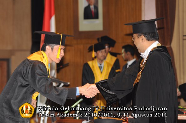 wisuda-fe-oleh-rektor-131