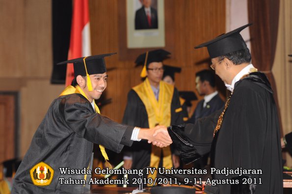 wisuda-fe-oleh-rektor-132