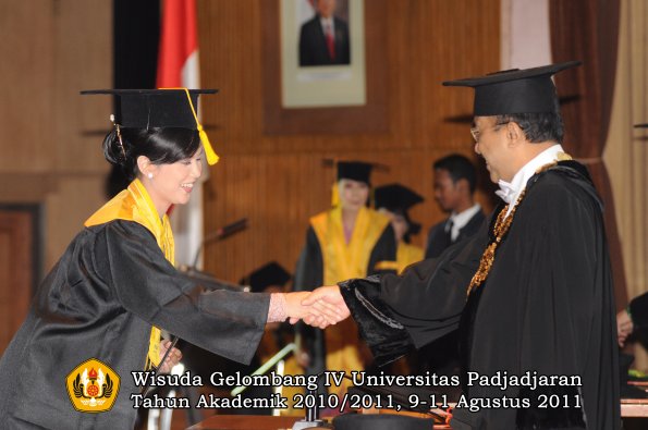 wisuda-fe-oleh-rektor-134