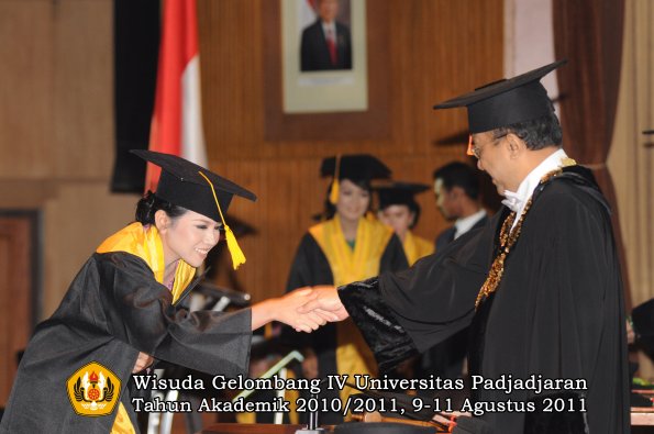 wisuda-fe-oleh-rektor-135