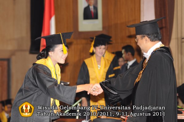 wisuda-fe-oleh-rektor-136