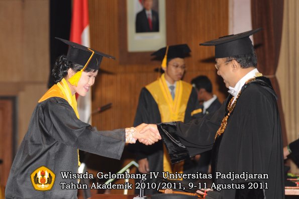 wisuda-fe-oleh-rektor-137