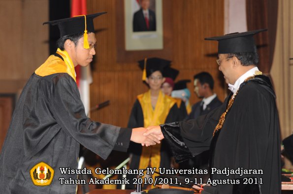 wisuda-fe-oleh-rektor-138