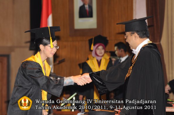 wisuda-fe-oleh-rektor-139